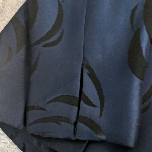 BARELY WORN LOOKS AND FEELS LIKE SILK SUIT. - Picture 4 of 6